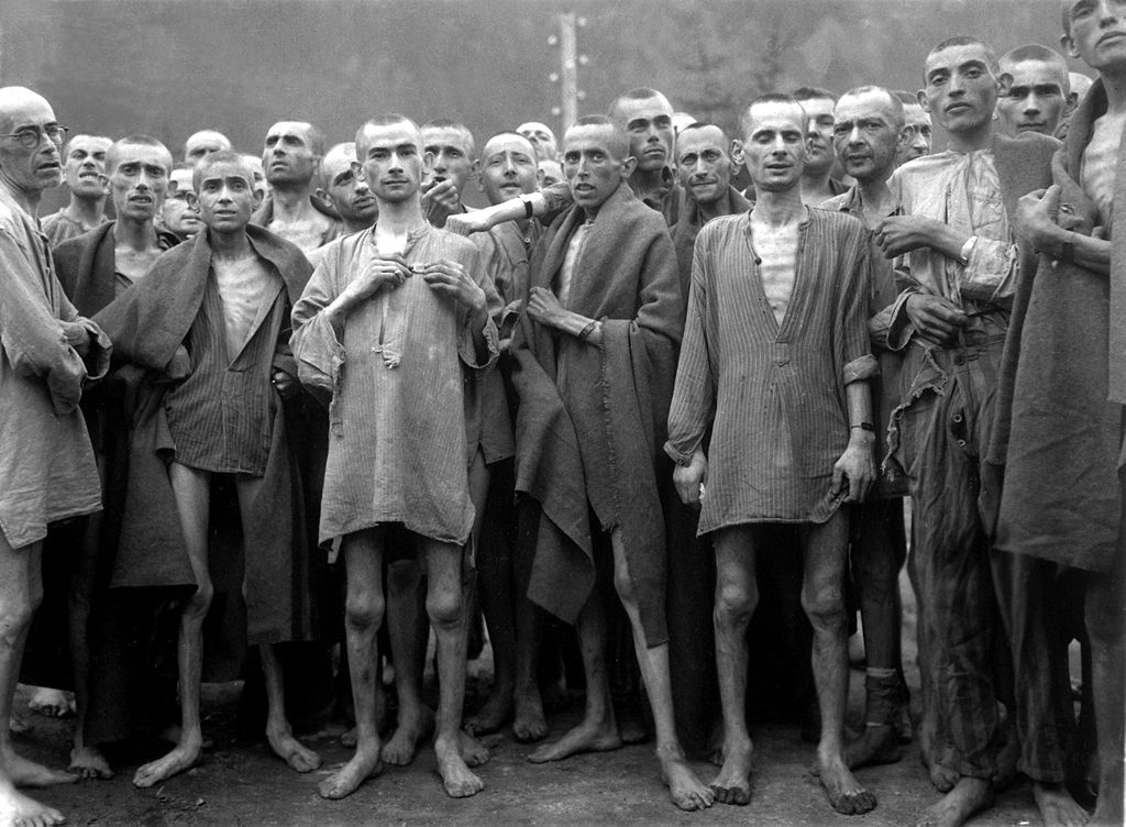 Prigionieri sofferenti di inedia, nel campo di concentramento di Ebensee