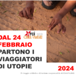mani nella sabbia mentre nascono dei germogli.